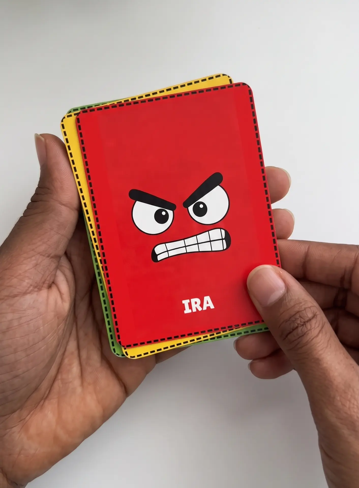 Manos sosteniendo la tarjeta de la emoción Ira del kit